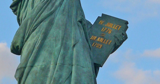 Illustration for article titled Bizarre Replicas of the Statue of Liberty and the Eiffel Tower